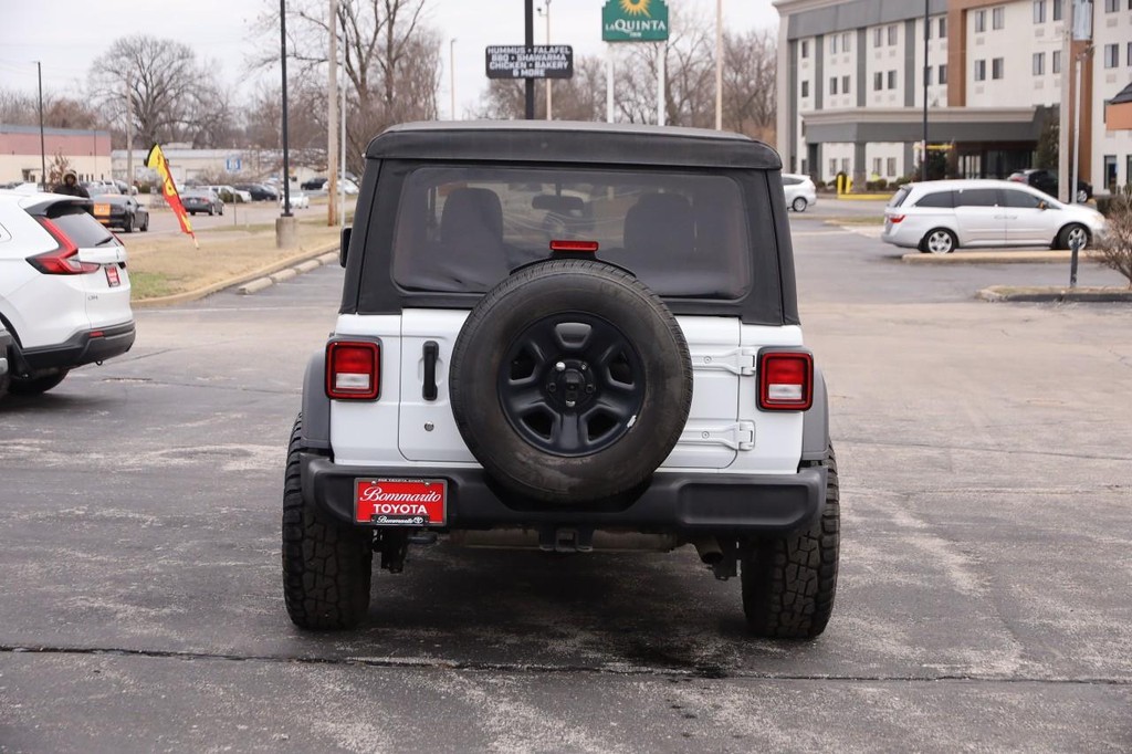 Jeep Wrangler Unlimited Vehicle Full-screen Gallery Image 6