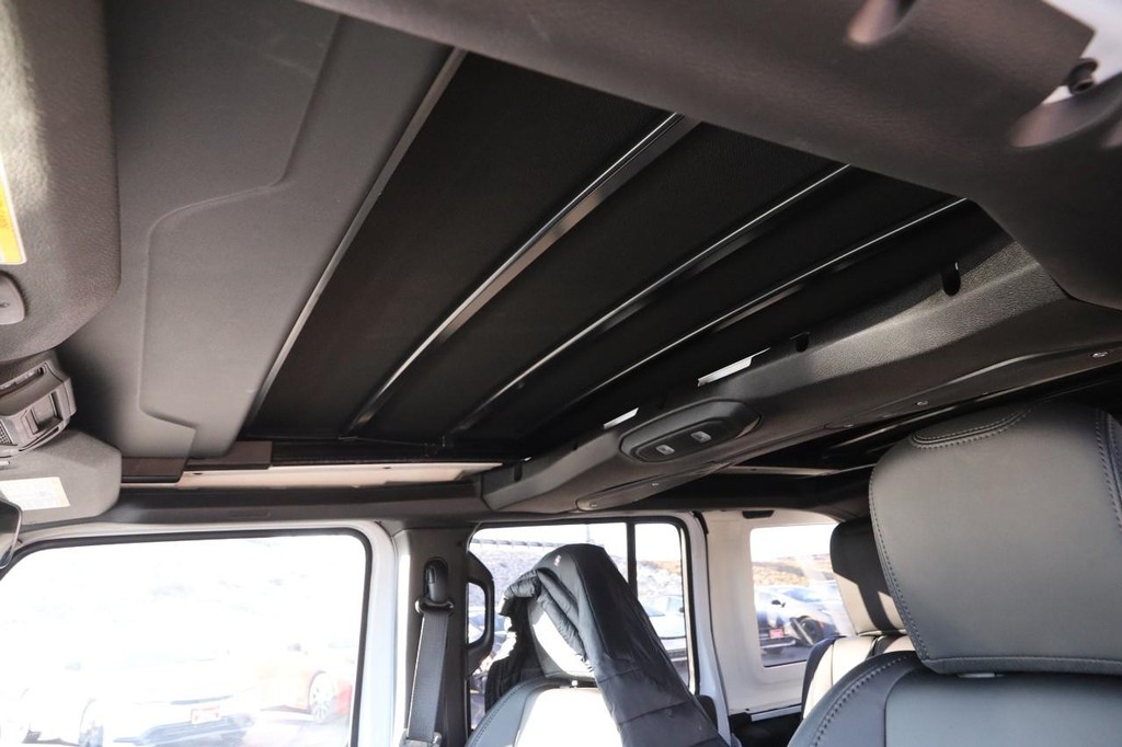 Jeep Wrangler Vehicle Full-screen Gallery Image 8