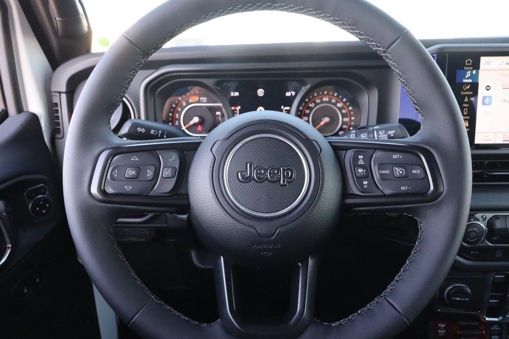 Jeep Wrangler Vehicle Full-screen Gallery Image 13