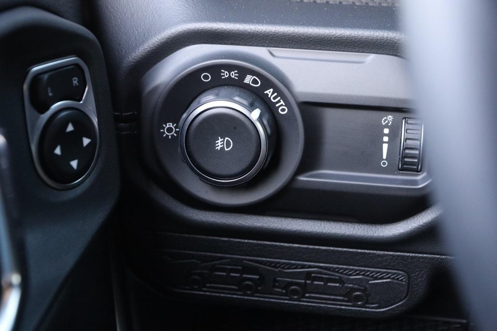 Jeep Wrangler Vehicle Full-screen Gallery Image 23