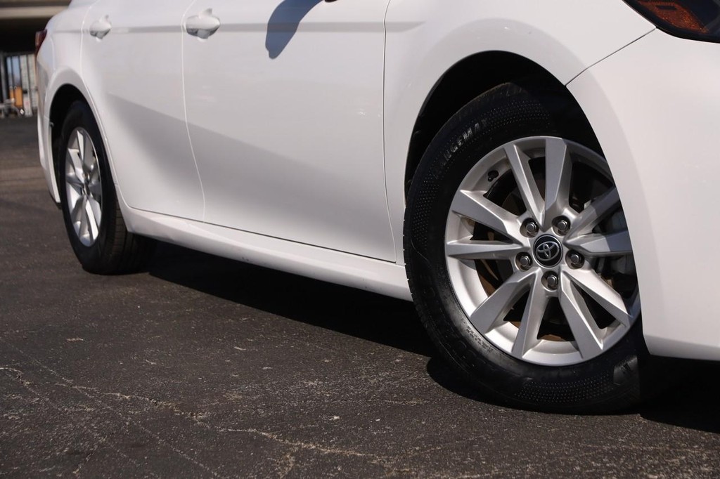 Toyota Camry Vehicle Full-screen Gallery Image 3