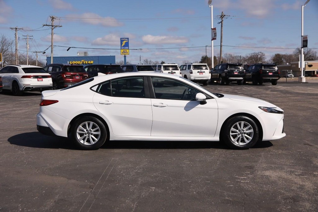 Toyota Camry Vehicle Full-screen Gallery Image 5