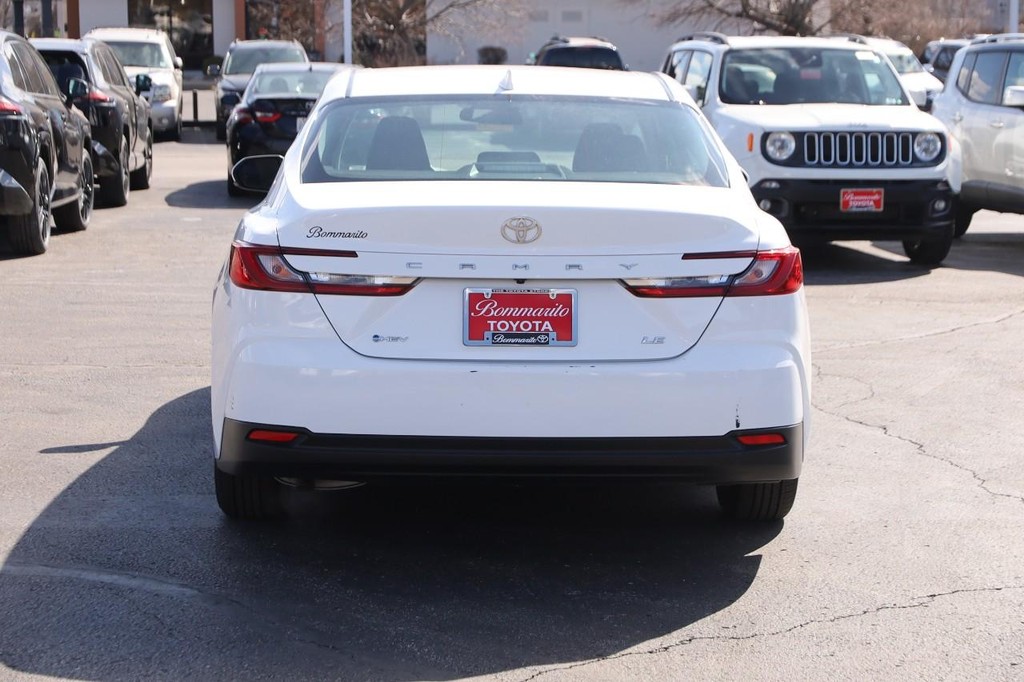 Toyota Camry Vehicle Full-screen Gallery Image 6