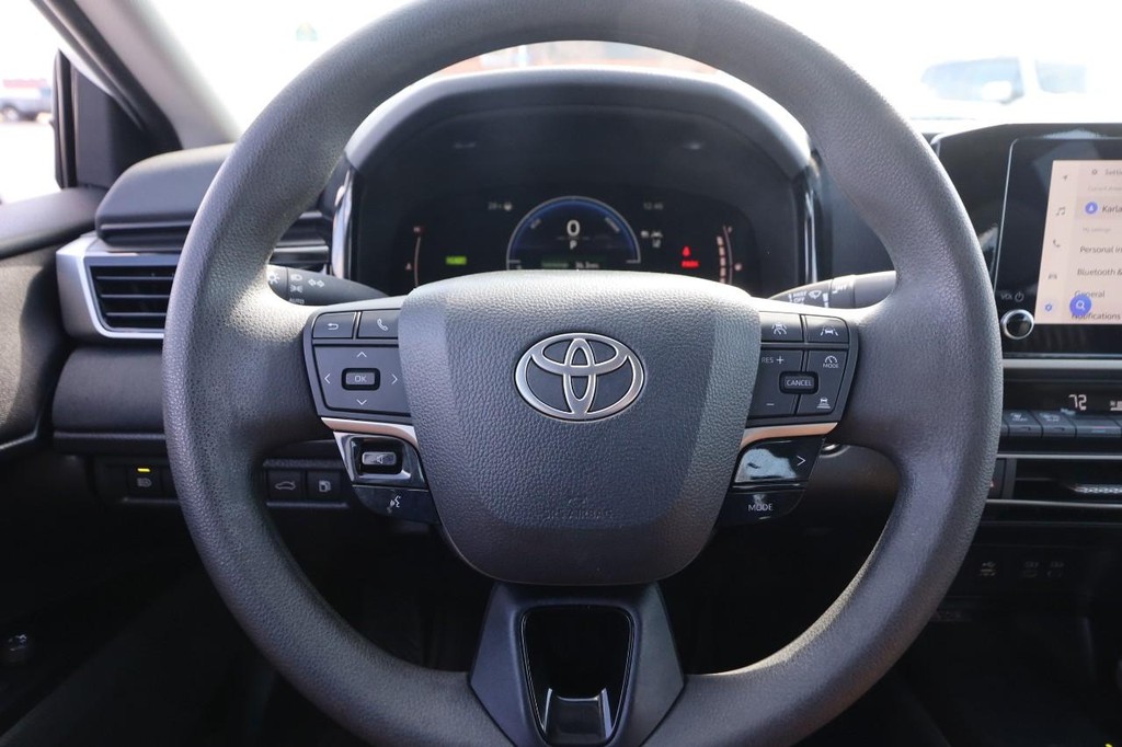 Toyota Camry Vehicle Full-screen Gallery Image 8