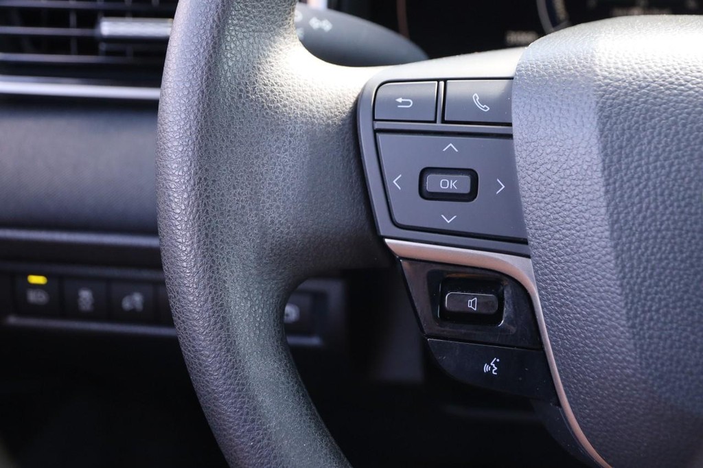 Toyota Camry Vehicle Full-screen Gallery Image 9