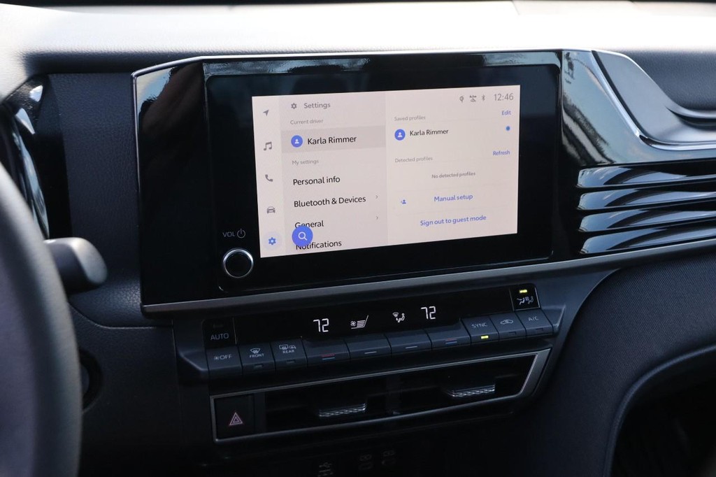 Toyota Camry Vehicle Full-screen Gallery Image 13