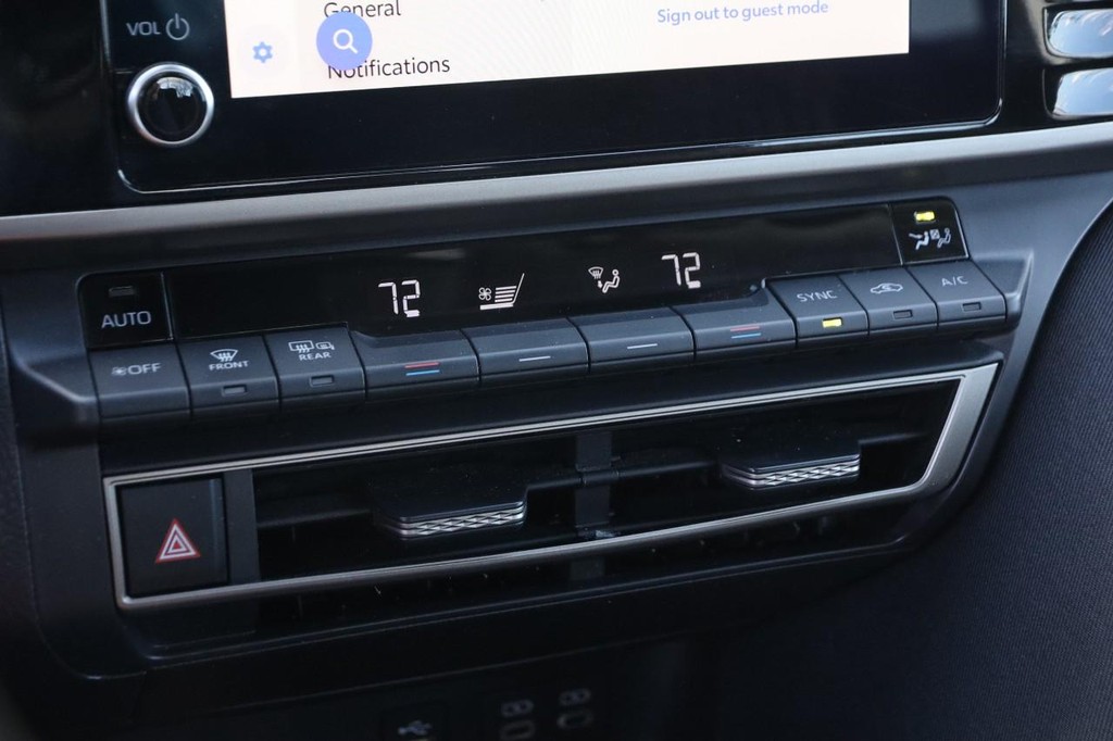 Toyota Camry Vehicle Full-screen Gallery Image 15