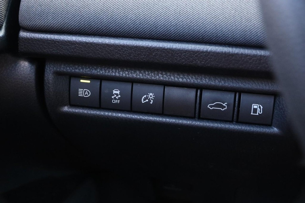 Toyota Camry Vehicle Full-screen Gallery Image 17