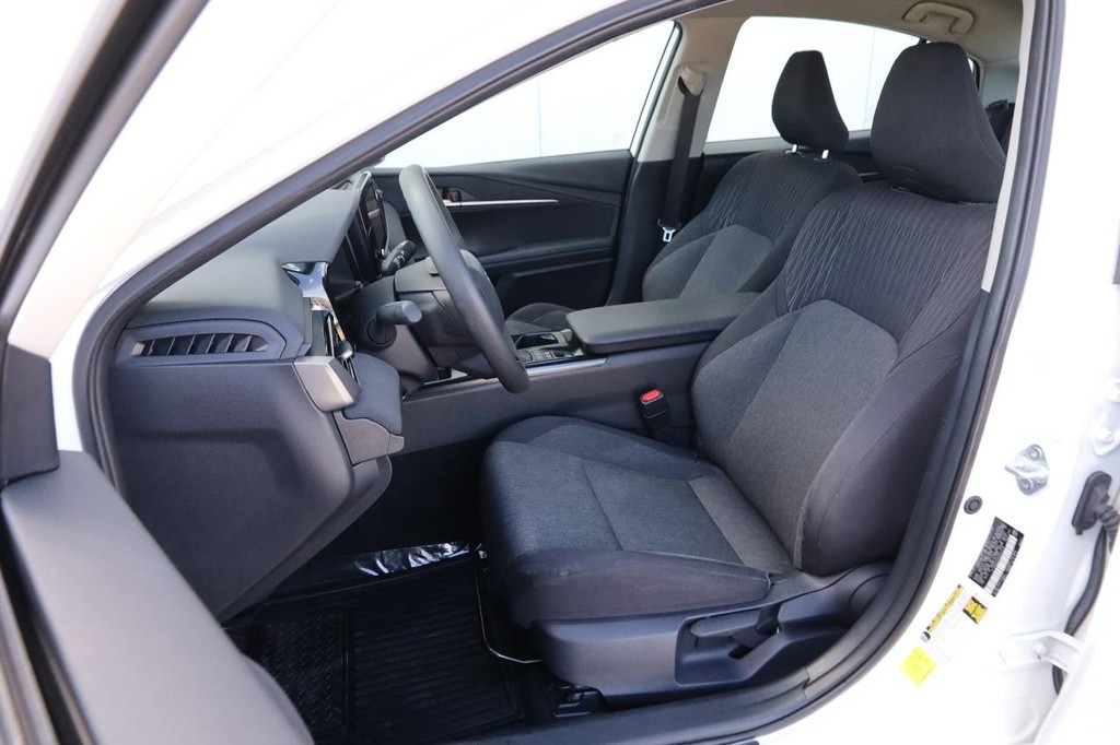 Toyota Camry Vehicle Full-screen Gallery Image 18