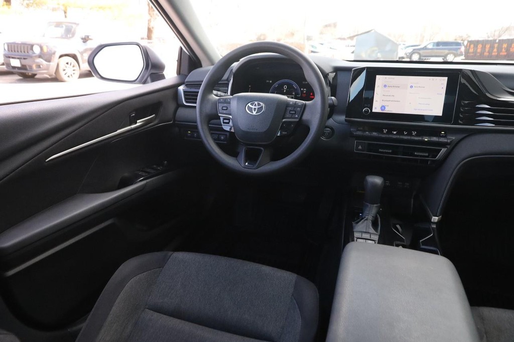 Toyota Camry Vehicle Full-screen Gallery Image 21