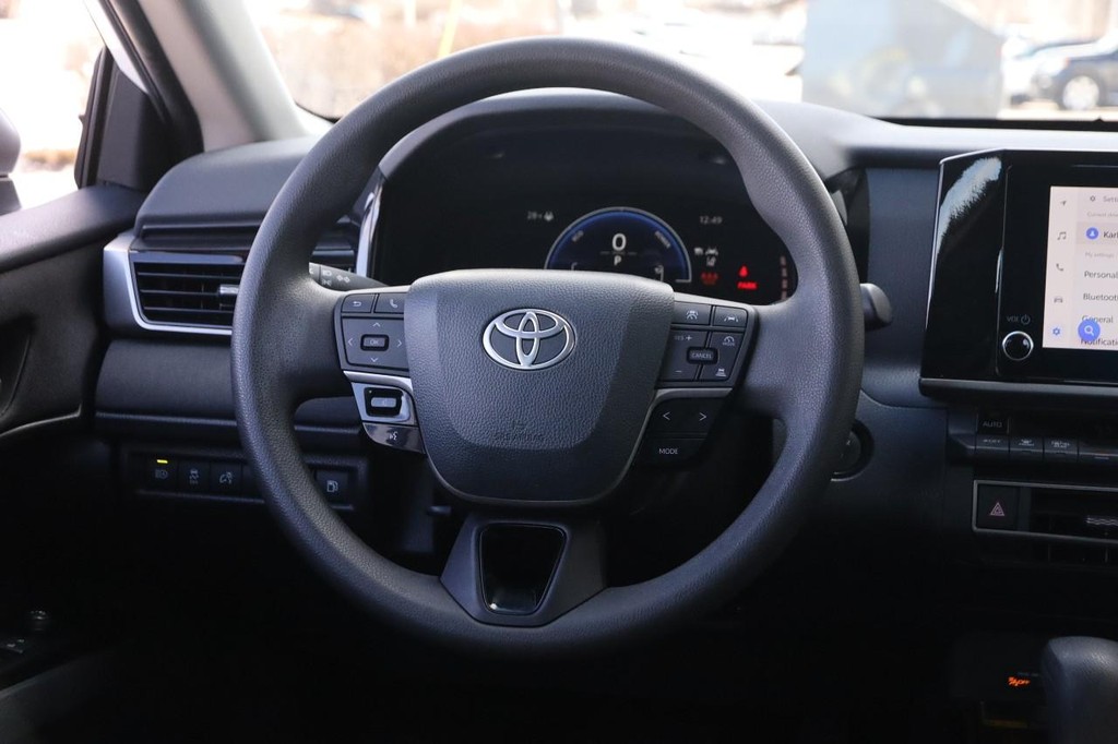 Toyota Camry Vehicle Full-screen Gallery Image 22