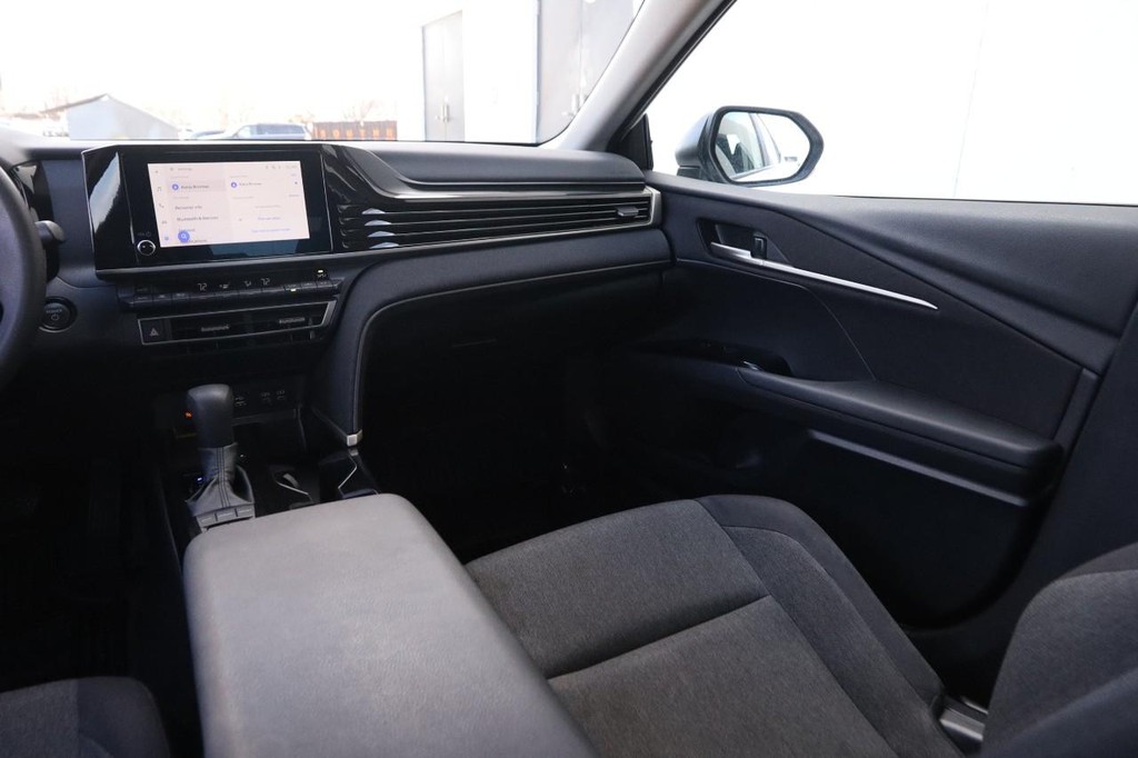 Toyota Camry Vehicle Full-screen Gallery Image 24