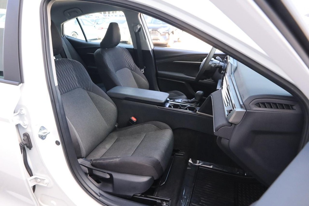 Toyota Camry Vehicle Full-screen Gallery Image 25