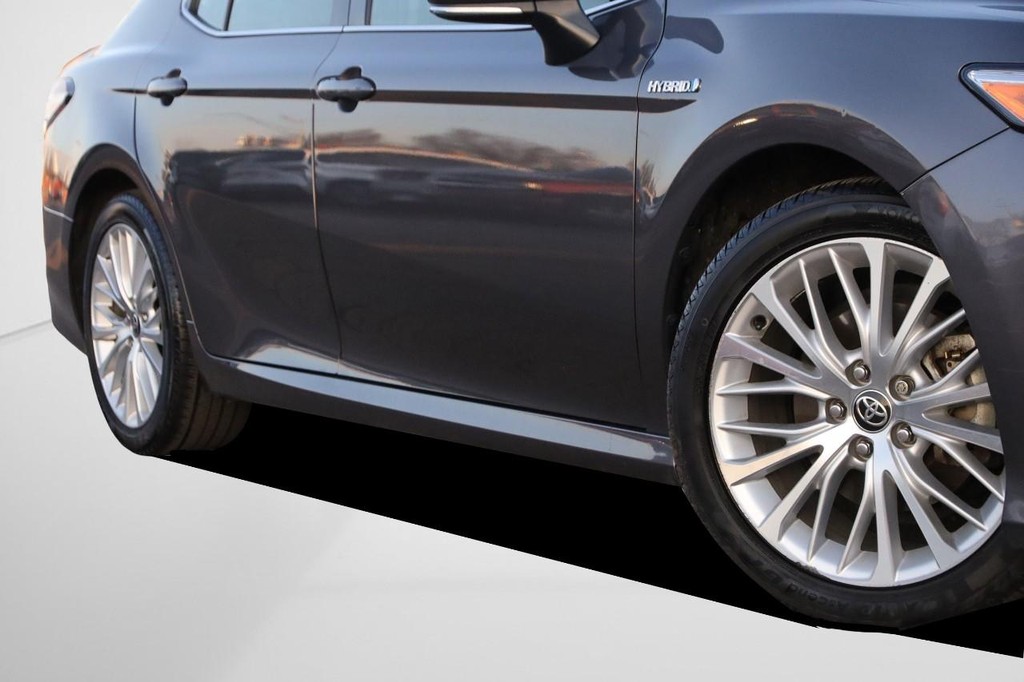 Toyota Camry Vehicle Full-screen Gallery Image 3