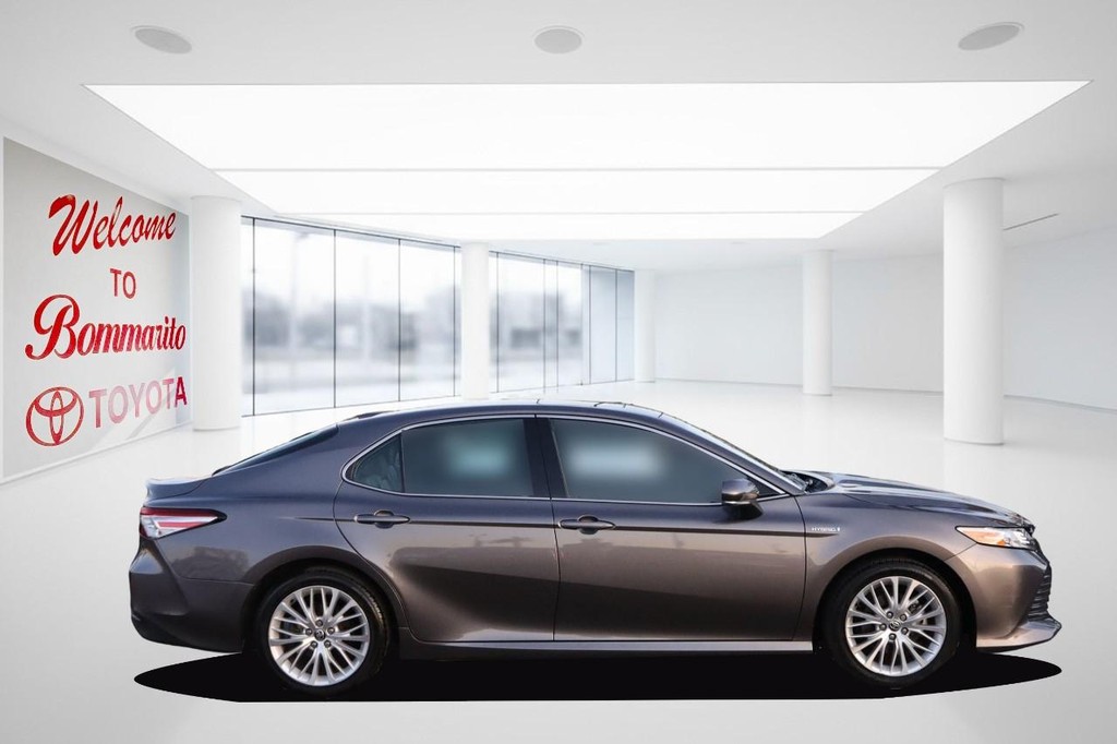 Toyota Camry Vehicle Full-screen Gallery Image 5