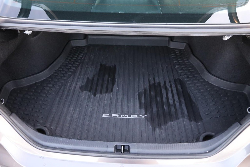 Toyota Camry Vehicle Full-screen Gallery Image 7