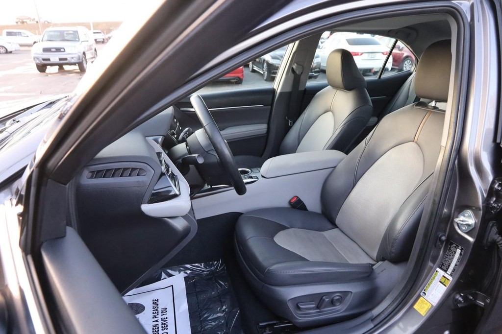 Toyota Camry Vehicle Full-screen Gallery Image 8