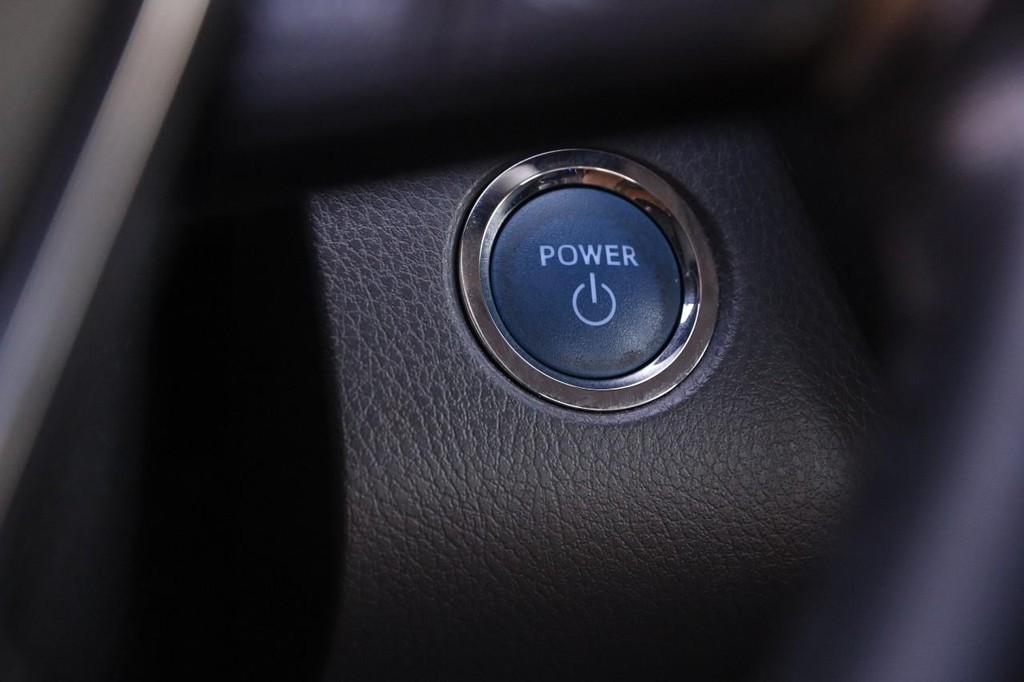 Toyota Camry Vehicle Full-screen Gallery Image 15