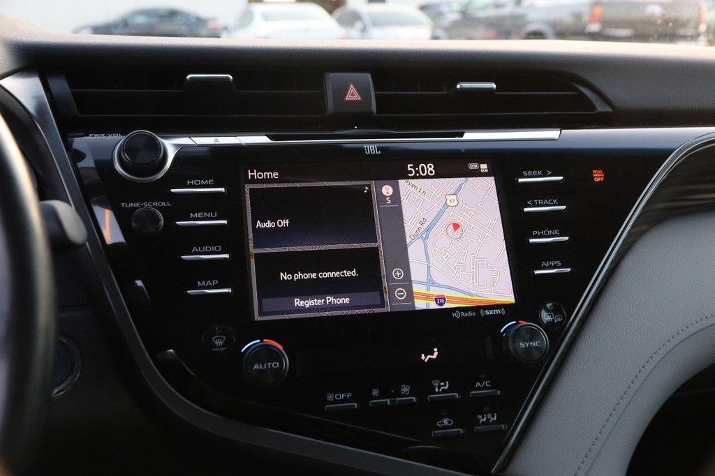 Toyota Camry Vehicle Full-screen Gallery Image 16