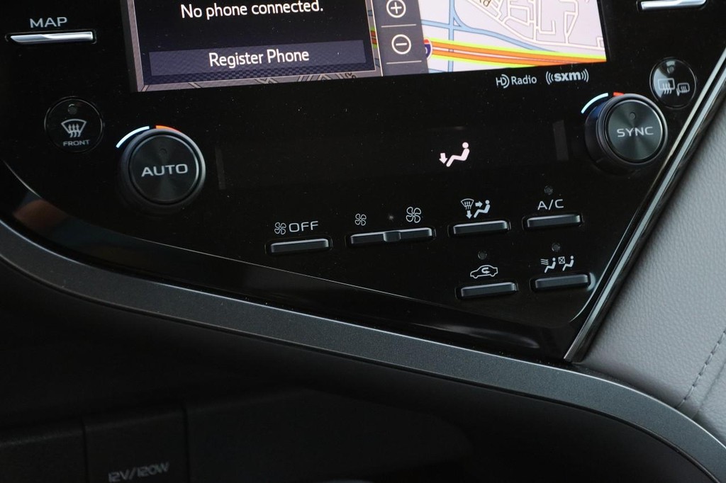 Toyota Camry Vehicle Full-screen Gallery Image 18