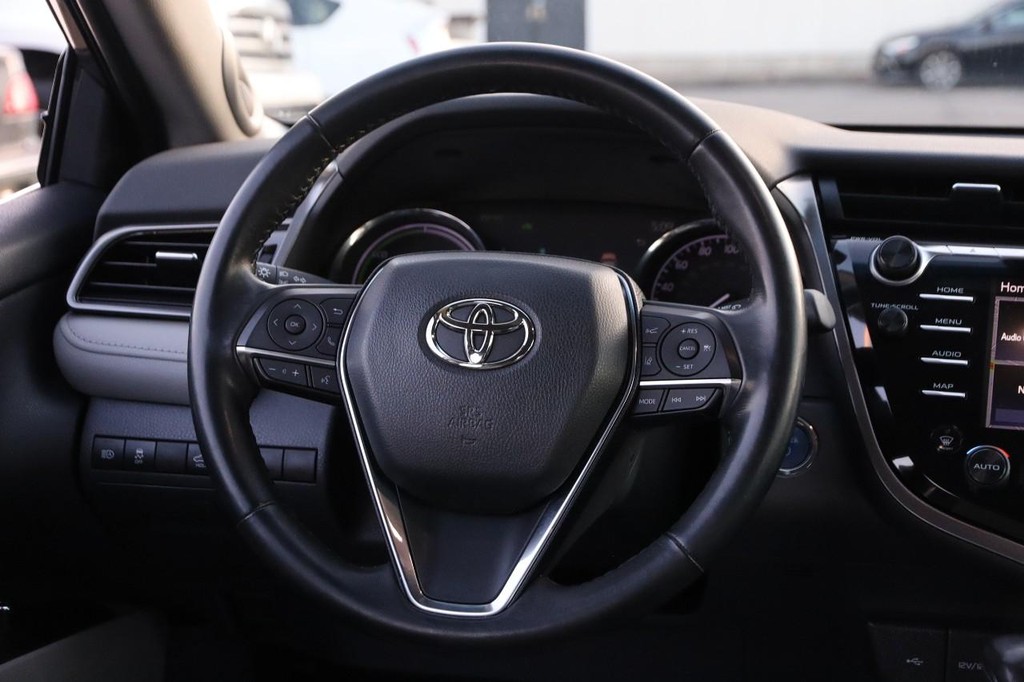 Toyota Camry Vehicle Full-screen Gallery Image 23