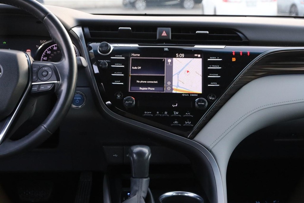 Toyota Camry Vehicle Full-screen Gallery Image 24