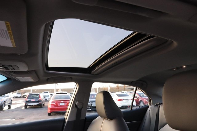 Toyota Camry Vehicle Image 10