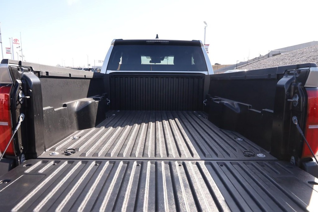 Toyota Tacoma 2WD Vehicle Full-screen Gallery Image 7