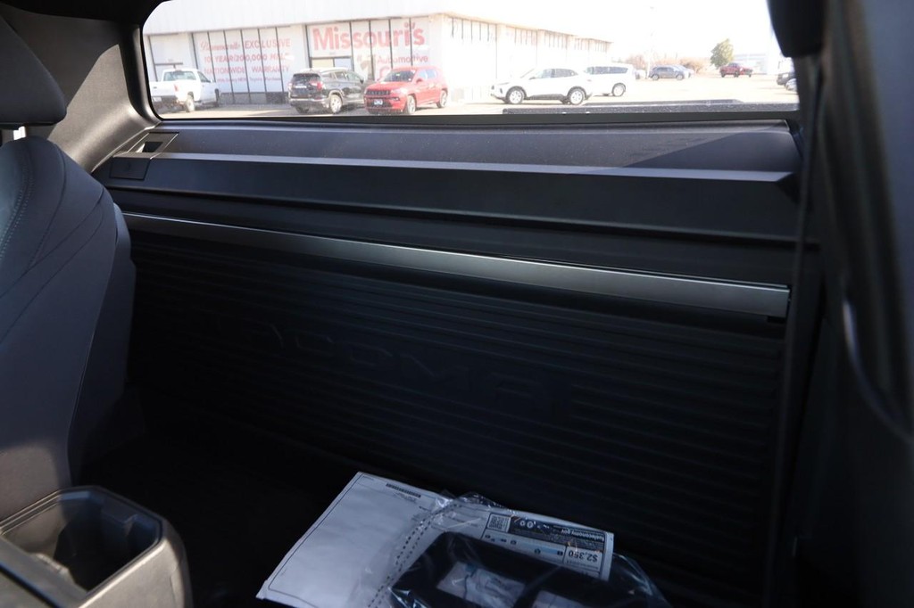 Toyota Tacoma 2WD Vehicle Full-screen Gallery Image 9