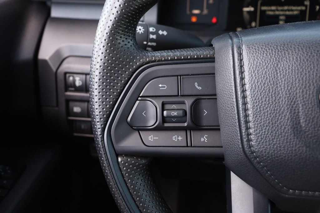 Toyota Tacoma 2WD Vehicle Full-screen Gallery Image 11