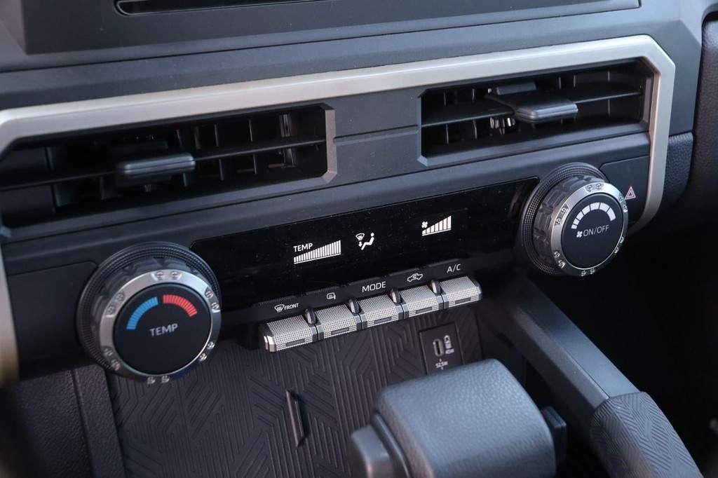 Toyota Tacoma 2WD Vehicle Full-screen Gallery Image 17