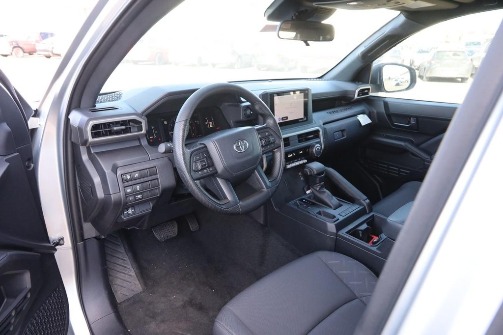 Toyota Tacoma 2WD Vehicle Full-screen Gallery Image 20