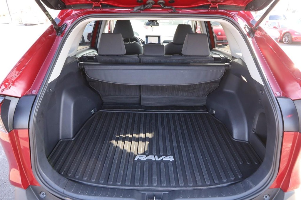 Toyota RAV4 Vehicle Full-screen Gallery Image 7