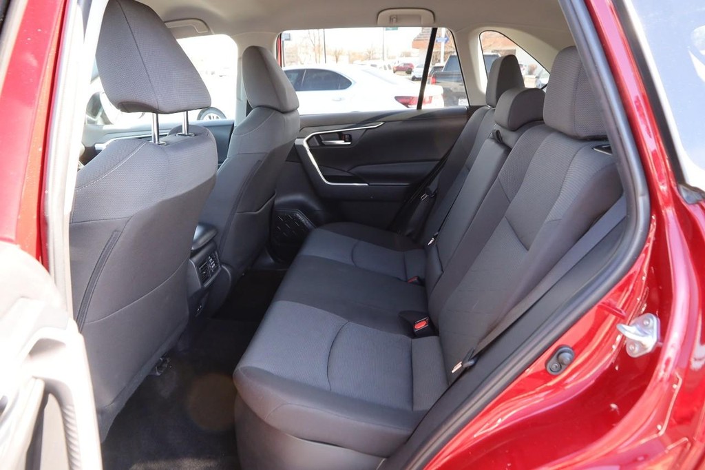 Toyota RAV4 Vehicle Full-screen Gallery Image 9