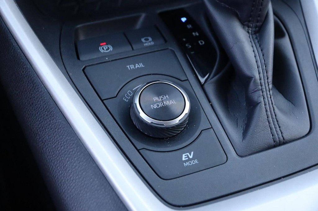 Toyota RAV4 Vehicle Full-screen Gallery Image 18