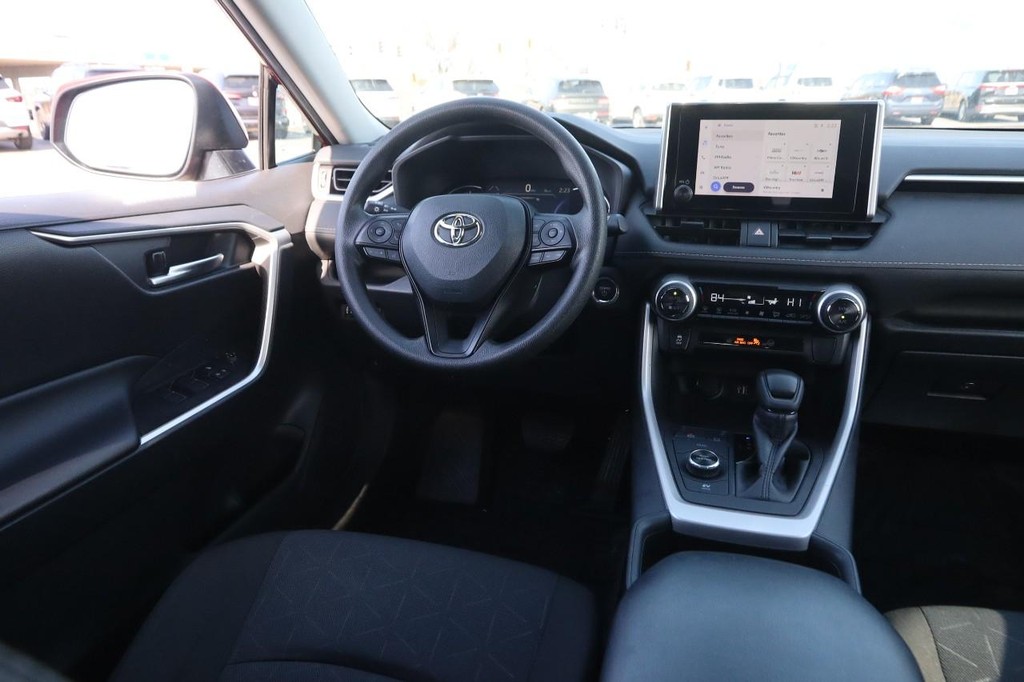 Toyota RAV4 Vehicle Full-screen Gallery Image 21