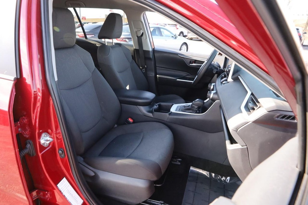 Toyota RAV4 Vehicle Full-screen Gallery Image 25