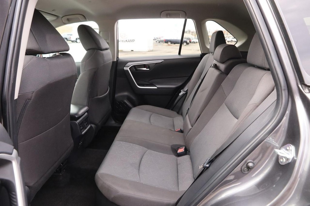 Toyota RAV4 Vehicle Full-screen Gallery Image 9