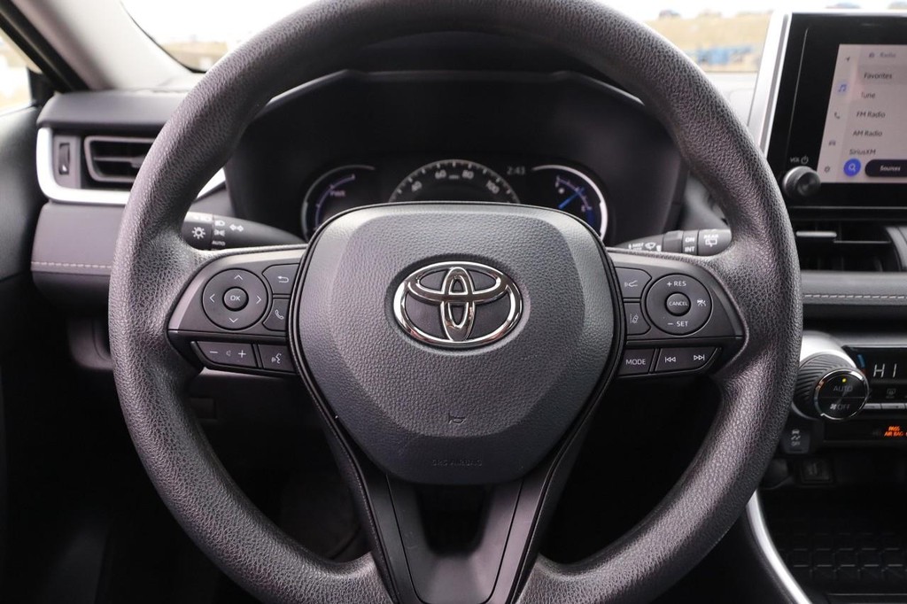 Toyota RAV4 Vehicle Full-screen Gallery Image 10