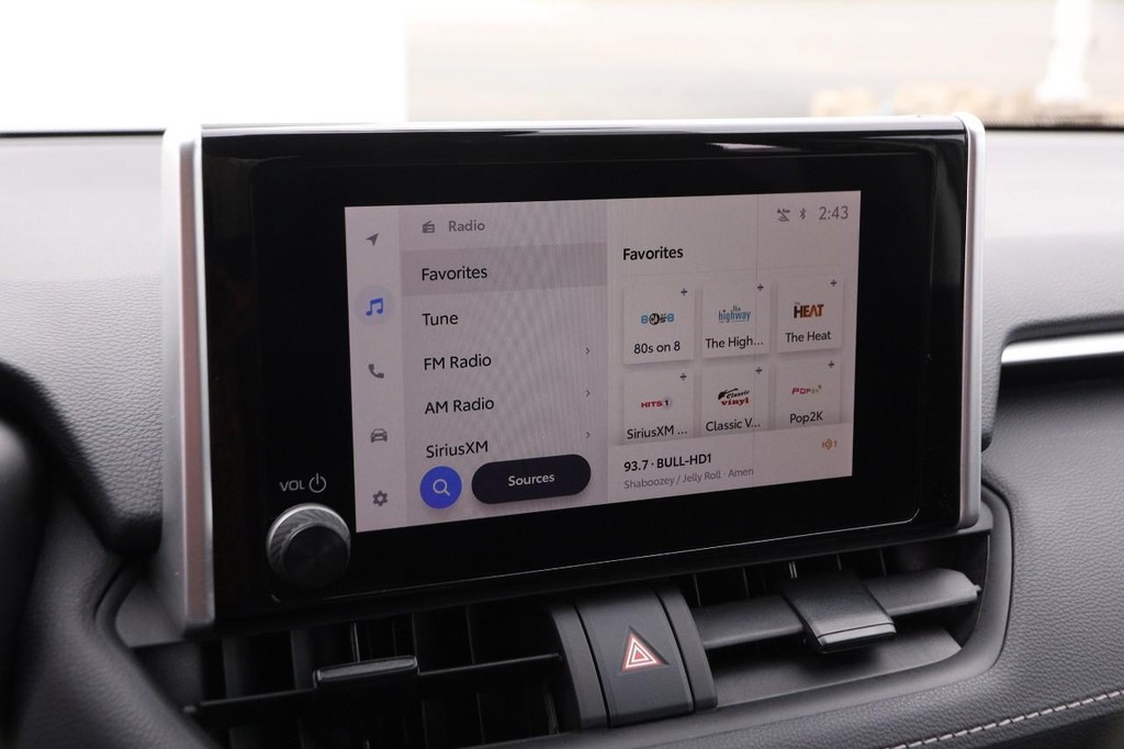 Toyota RAV4 Vehicle Full-screen Gallery Image 15