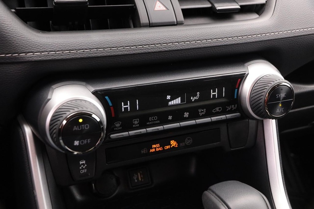 Toyota RAV4 Vehicle Full-screen Gallery Image 17