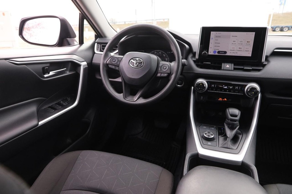Toyota RAV4 Vehicle Full-screen Gallery Image 21