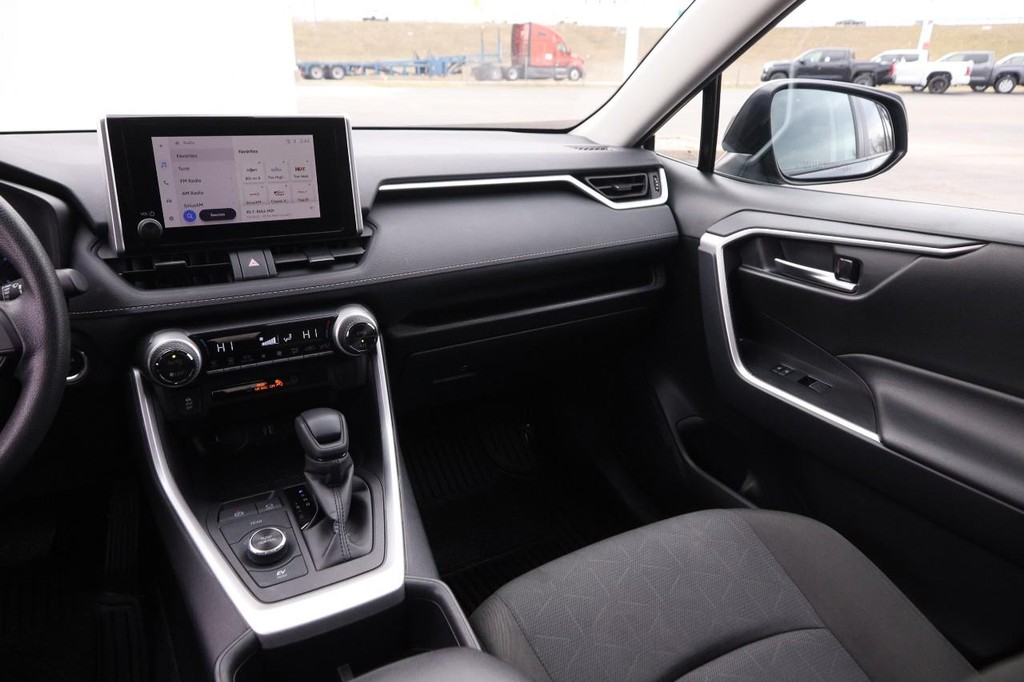 Toyota RAV4 Vehicle Full-screen Gallery Image 24