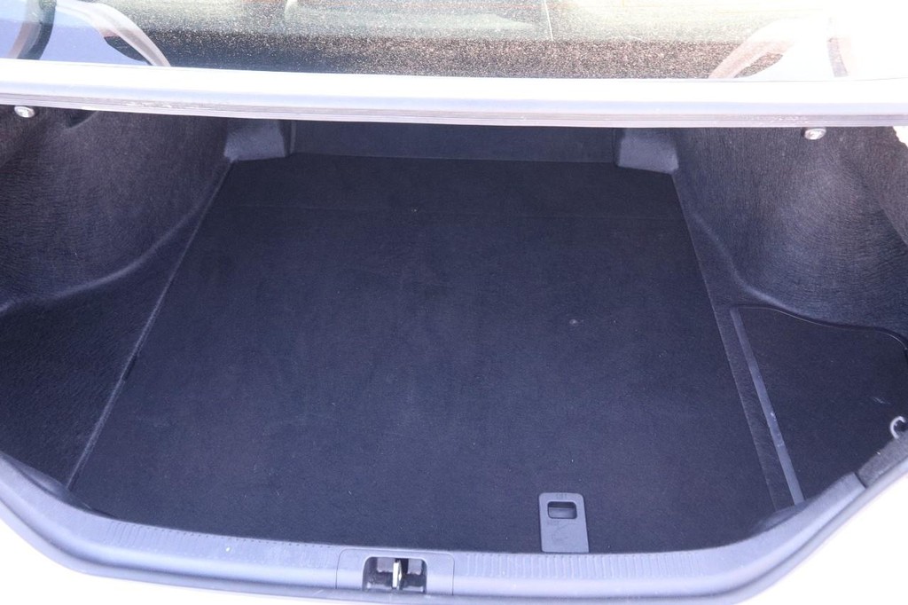 Toyota Camry Vehicle Full-screen Gallery Image 7