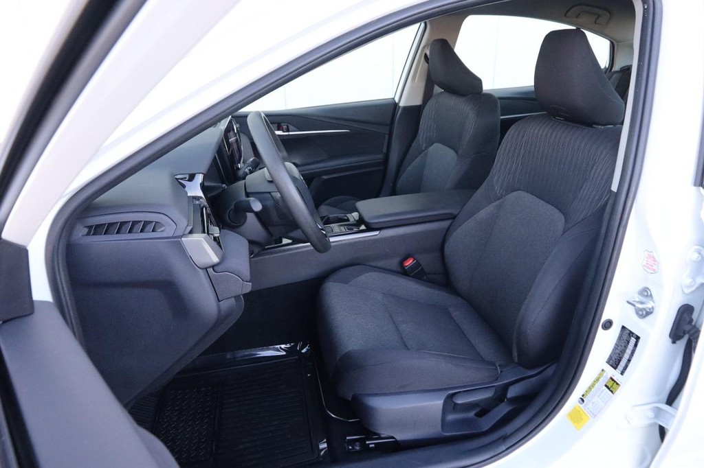 Toyota Camry Vehicle Full-screen Gallery Image 8