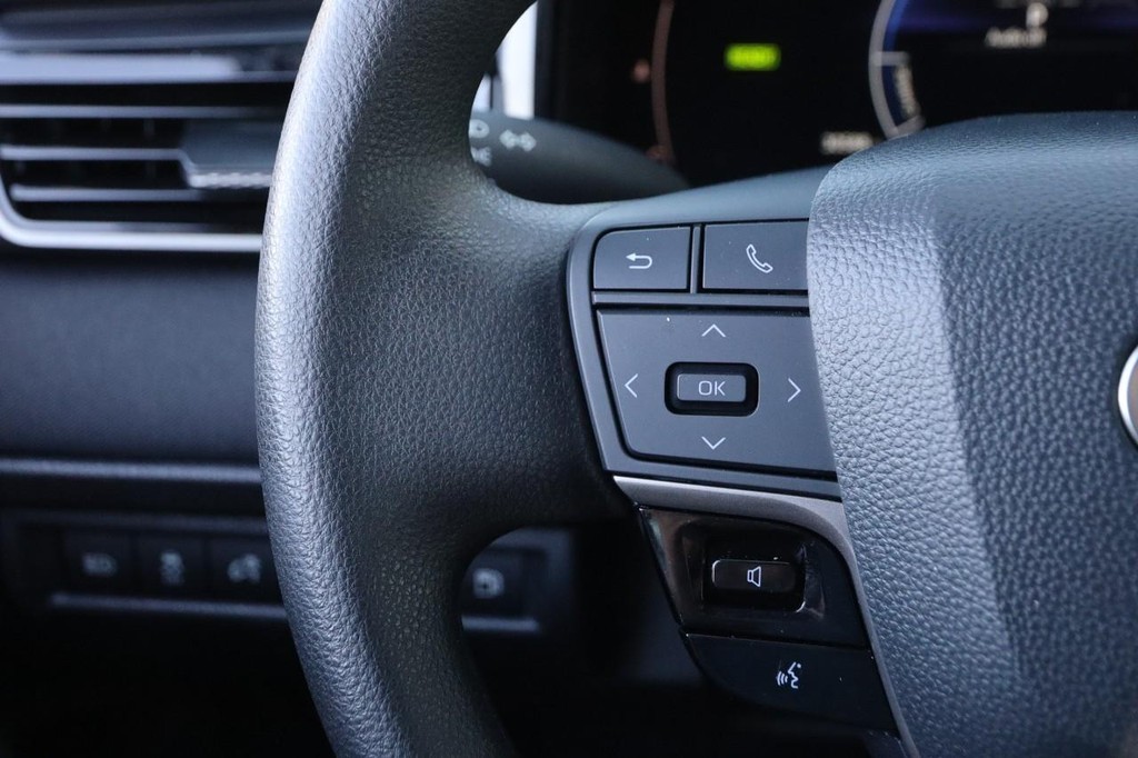 Toyota Camry Vehicle Full-screen Gallery Image 11