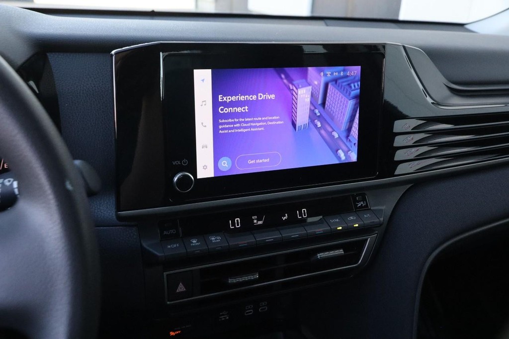 Toyota Camry Vehicle Full-screen Gallery Image 15