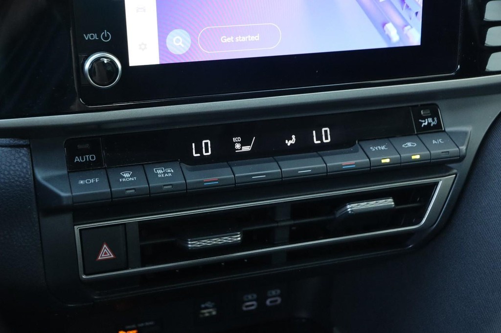 Toyota Camry Vehicle Full-screen Gallery Image 17