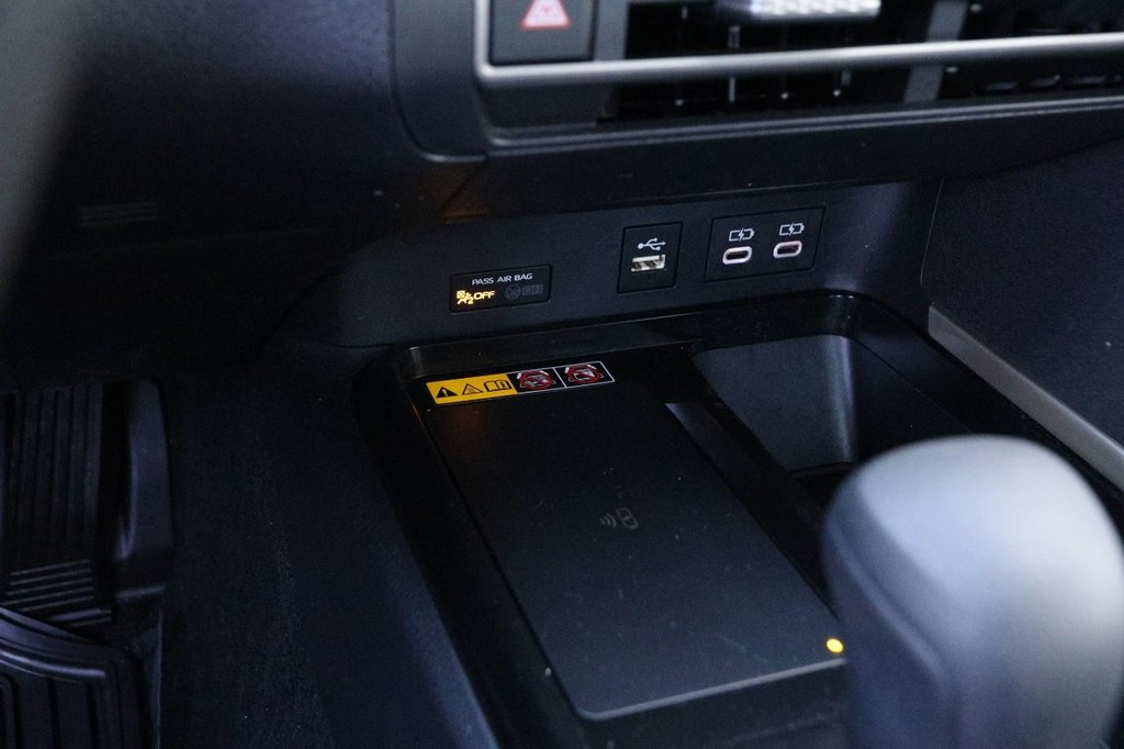 Toyota Camry Vehicle Full-screen Gallery Image 18