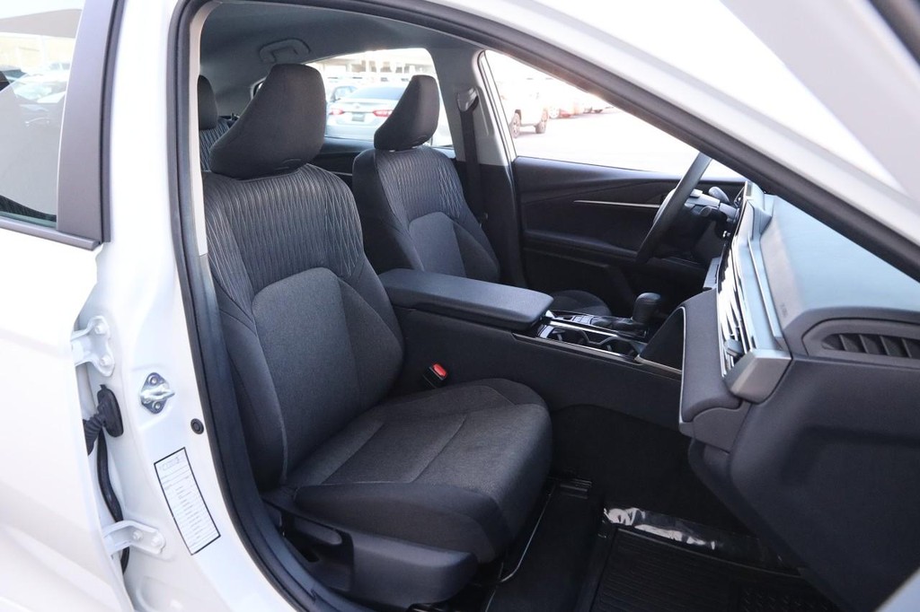 Toyota Camry Vehicle Full-screen Gallery Image 26